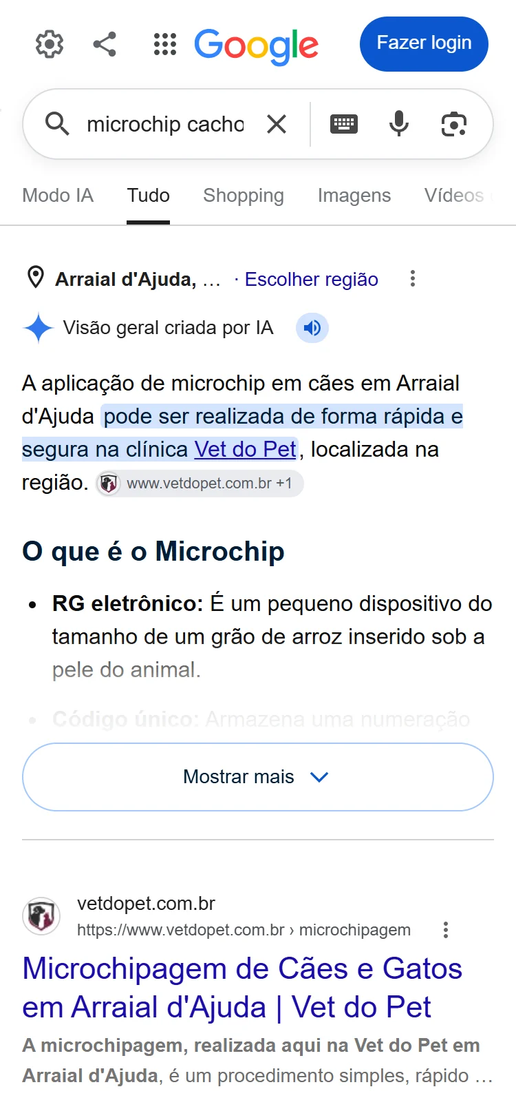 Resultado do Google no celular para “microchip cachorro arraial d'ajuda”: a visão geral por IA cita o Vet do Pet e o primeiro resultado é a página vetdopet.com.br/microchipagem, com o título “Microchipagem de Cães e Gatos em Arraial d'Ajuda | Vet do Pet”